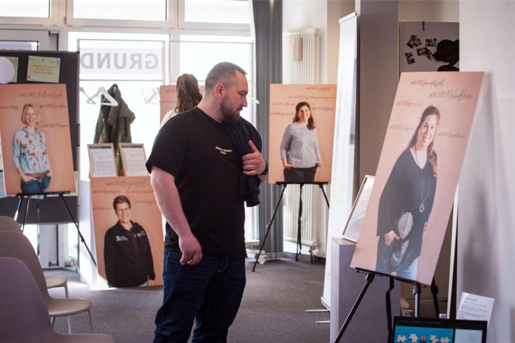 Mann schaut sich die Ausstellung #ECHt in Dorsten an.