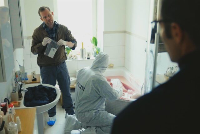 Szene aus Aktenzeichen XY gelöst: Ermittler sichern nach dem Mord an „Disco-König“ Jochen Strecker Spuren am Tatort.