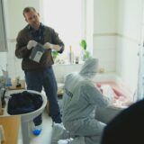Szene aus Aktenzeichen XY gelöst: Ermittler sichern nach dem Mord an „Disco-König“ Jochen Strecker Spuren am Tatort.