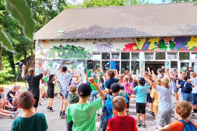Kinder feiern die Casterix-Eröffnung zum Start der Ferien in Castrop-Rauxel.