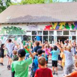 Kinder feiern die Casterix-Eröffnung zum Start der Ferien in Castrop-Rauxel.