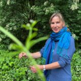 Diplom-Biologin Ursula Stratmann zeigt japanischen Staudenknöterich im Katzenbusch in Herten-Süd.
