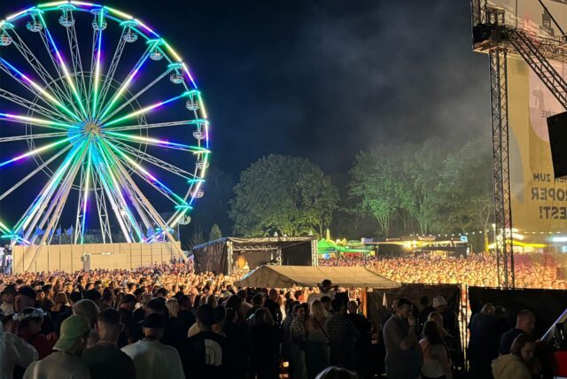 Ansicht des Waltroper Parkfests bei Nacht.