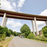 Ein Beton-Stahl-Koloss wird als neues Teilbauwerk an einen zweiten Brückenteil herangeschoben.