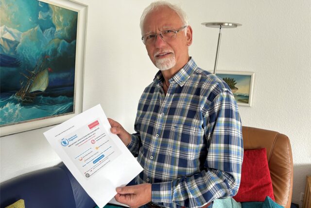 Dr. Alfons Nowak zeigt einen Zettel mit Informationen des World Food Programmes.