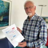 Dr. Alfons Nowak zeigt einen Zettel mit Informationen des World Food Programmes.