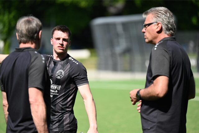 Johannes Hülsken (2.v.l.) hatte für FC-26-Trainer Jörg Tottmann (r.) große Anteile am Klassenerhalt in der Kreisliga A2.