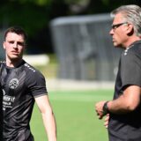 Johannes Hülsken (2.v.l.) hatte für FC-26-Trainer Jörg Tottmann (r.) große Anteile am Klassenerhalt in der Kreisliga A2.