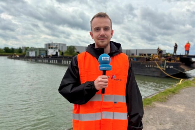 Tewe Schefer berichtet für die Ruhr Nachrichten vom Rhein-Herne-Kanal: Er ist dabei, wenn der Trafo-Koloss von 280 Tonnen vom Schiff aufs Land verladen wird.