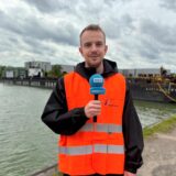 Tewe Schefer berichtet für die Ruhr Nachrichten vom Rhein-Herne-Kanal: Er ist dabei, wenn der Trafo-Koloss von 280 Tonnen vom Schiff aufs Land verladen wird.