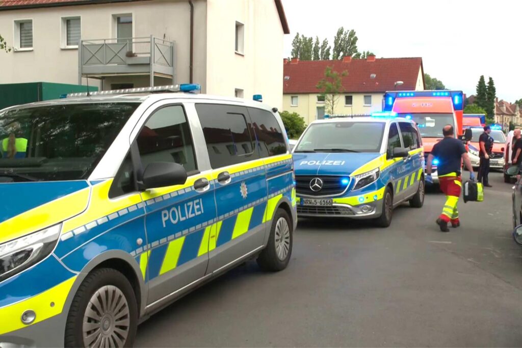 Polizei- und Krankenwagen stehen mit Blaulicht in der Lippestraße in Lünen. Polizei- und Krankenwagen stehen mit Blaulicht in der Lippestraße in Lünen.