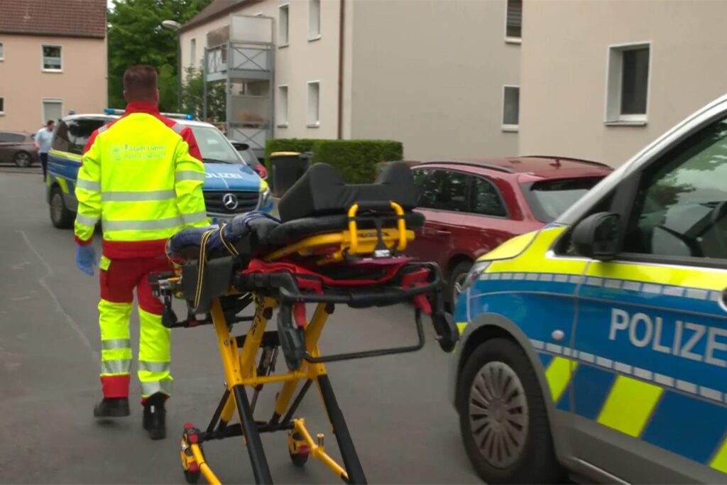 Ein Sanitäter geht mit einer Trage über die Lippestraße in Lünen. Ein Sanitäter geht mit einer Trage über die Lippestraße in Lünen.