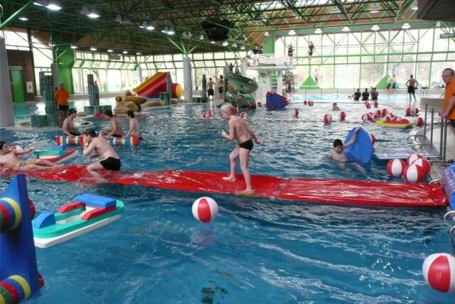 Blick auf das große Wasserbecken im Nordbad, in dem sich Kinder tummeln.