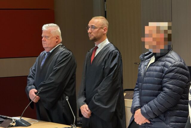 Der wegen Mordes Angeklagte neben seinen Bochumer Verteidigern Michael Emde (ganz links) und Stephan Schultz (Mitte) kurz vor Prozessbeginn am 5. Juni 2025.