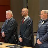 Der wegen Mordes Angeklagte neben seinen Bochumer Verteidigern Michael Emde (ganz links) und Stephan Schultz (Mitte) kurz vor Prozessbeginn am 5. Juni 2025.