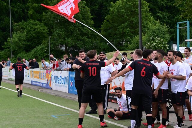 Hier feiert der TSV Westerholt um Ali-Emre Ön (Nr. 10) die Meisterschaft und den Aufstieg in die Kreisliga B. Zur neuen Saison wird es auch eine zweite Mannschaft beim TSV geben.
