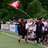 Hier feiert der TSV Westerholt um Ali-Emre Ön (Nr. 10) die Meisterschaft und den Aufstieg in die Kreisliga B. Zur neuen Saison wird es auch eine zweite Mannschaft beim TSV geben.
