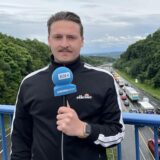 Tim Hübbertz spricht in ein Mikrofon.