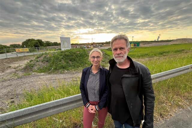Stefanie Hugot und Heinz Aarsen vor dem Baufeld Im Dicken Dören.