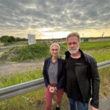 Stefanie Hugot und Heinz Aarsen vor dem Baufeld Im Dicken Dören.