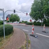 Sperrbaken stehen auf der Dortmunder Straße in Datteln.