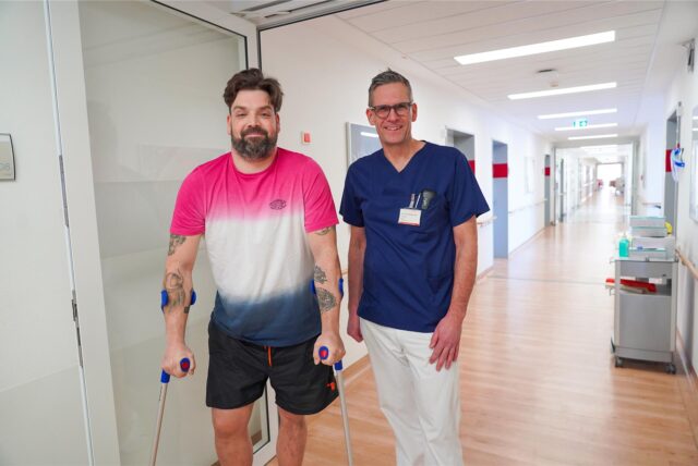 Maurice Weiß an Krücken und sein Arzt Dr. Lars-Christoph Linke.