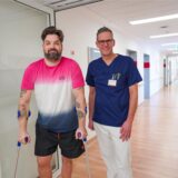 Maurice Weiß an Krücken und sein Arzt Dr. Lars-Christoph Linke.