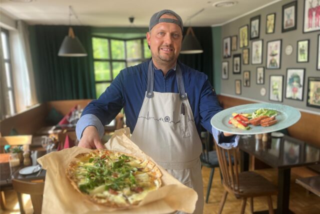 Jan Langer ist Küchenchef im Restaurant Goldschmieding. Dinnerle, eine Art Flammkuchen, und geräucherte Entenbrust sind zwei seiner Kreationen.