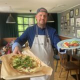 Jan Langer ist Küchenchef im Restaurant Goldschmieding. Dinnerle, eine Art Flammkuchen, und geräucherte Entenbrust sind zwei seiner Kreationen.