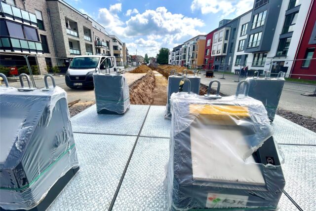 Neue Unterflurbehälter vor einer langen Baugrube im Baugebiet Paulusanger in Recklinghausen.