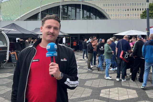 Tim Hübbertz posiert für ein Foto auf dem Theatervorplatz in Dortmund.