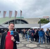 Tim Hübbertz posiert für ein Foto auf dem Theatervorplatz in Dortmund.