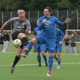 In einem spannenden Entscheidungsspiel gingen Dennis Korte (vorne rechts) und der VfB Waltrop II gegen Nils Jannik Walter (l.) und SW Röllinghausen als Sieger vom Platz.