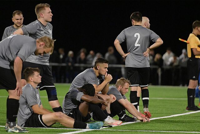 Gesenkt Köpfe bei SW Röllinghausen II: Die Recklinghäuser steigen nach der Niederlage im Entscheidungsspiel gegen den VfB Waltrop II in die Kreisliga C ab.