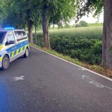 Ein Polizeiauto steht auf der Breddenkampstraße.