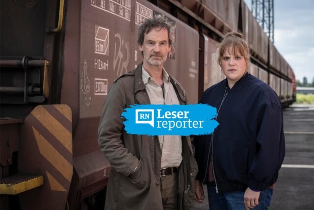 Szene während der Dreharbeiten zum Tatort „Abstellgleis“, in der Peter Faber (Jörg Hartmann) und Rosa Herzog (Stefanie Reinsperger) zu einem tödlichen Autounfall in Dortmund ermitteln.