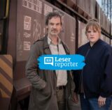 Szene während der Dreharbeiten zum Tatort „Abstellgleis“, in der Peter Faber (Jörg Hartmann) und Rosa Herzog (Stefanie Reinsperger) zu einem tödlichen Autounfall in Dortmund ermitteln.