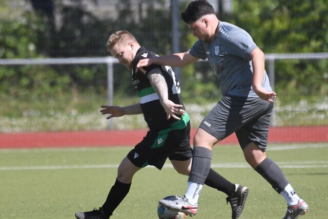 Ein Fußballer der SG Herne 70 II (schwarze Trikots) sorgte mit seinem Tor für Aufmerksamkeit.