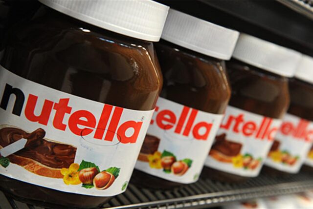 Nutella-Gläser stehen in einem Regal in einem Supermarkt.