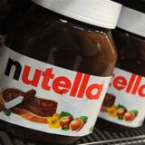 Nutella-Gläser stehen in einem Regal in einem Supermarkt.