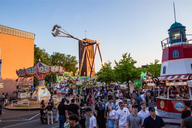 Besucher gehen über die Sterkrader Fronleichnamskirmes in Oberhausen.