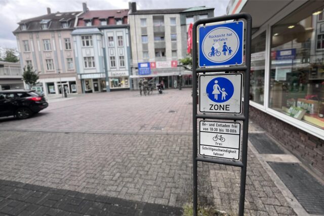 Schilder vor der Fußgängerzone in Herten.