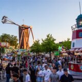 Besucher gehen über die Sterkrader Fronleichnamskirmes in Oberhausen.