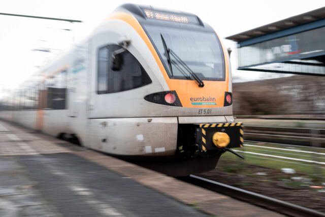 Der RE3 fährt in den Bahnhof Dortmund-Mengede ein.