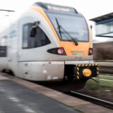 Der RE3 fährt in den Bahnhof Dortmund-Mengede ein.