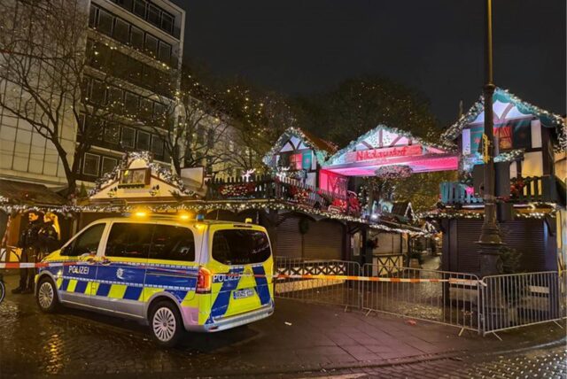 Einsatzkräfte der Polizei sind am Weihnachtsmarkt auf dem Rudolfplatz im Einsatz.