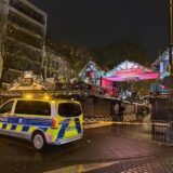 Einsatzkräfte der Polizei sind am Weihnachtsmarkt auf dem Rudolfplatz im Einsatz.