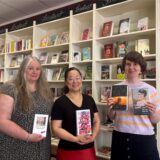Neueröffnung der Castroper Leselust. Kirsten Kunert (links), Tiphaine Scholz (mitte) und Julia Scheid (rechts) zeigen ihre aktuellen Buchtipps: „Hard Land“ von Benedict Wells, „Und alle so still“ von Mareike Fallwickl, „Der Kaiser der Freude“ von Ocean Vuong und „Leuchtende Jahre“ von Regine Ahrem.