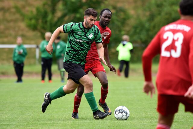 Selman Gökcen im Zweikampf mit Maoudou Camara