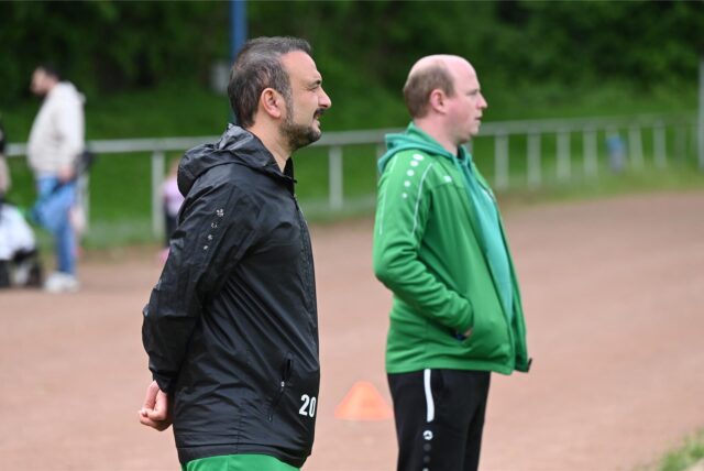 Mesut Karabacak (l.) bleibt zusammen mit Christian Kopse (nicht im Bild) Trainer beim SC Herten, Tim Kreutzberg (r.) zieht sich etwas zurück, hilft dem Verein aber weiterhin als neuer Sportlicher Leiter.